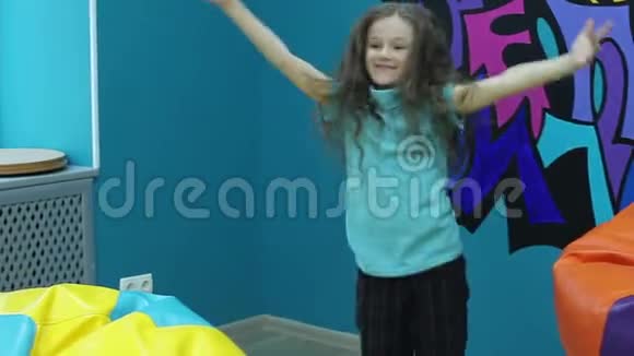 小女孩玩耍活跃生活成长快乐童年视频的预览图