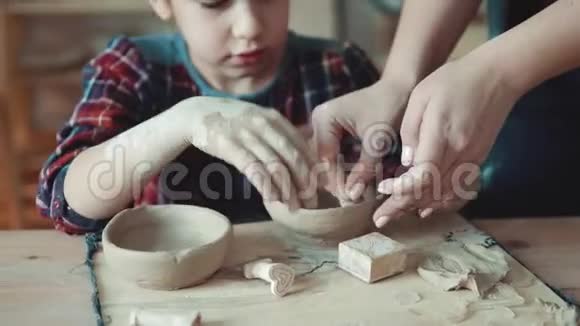 小女孩在做一盘粘土老师帮助孩子完成任务视频的预览图