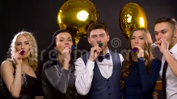 有气球和派对吹风机的快乐朋友视频的预览图