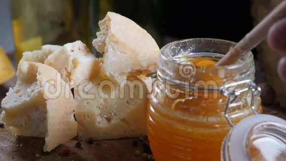 食品艺术蜂蜜在缓慢的运动中从蜂蜜棒中倾泻下来提供餐厅菜肴在餐厅展示厨房视频的预览图