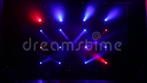 许多聚光灯在音乐会上用雾照亮舞台舞台灯光视频的预览图