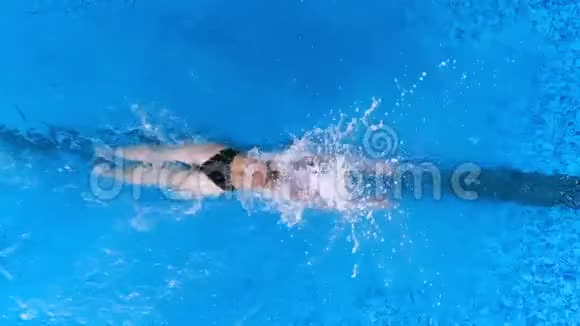 强大的专业游泳运动员训练池慢动作视频的预览图