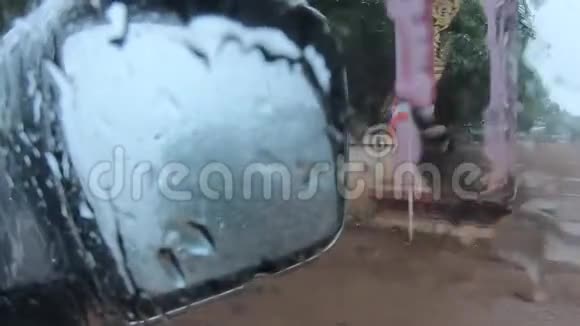 录像雨中驾驶雨中挡风玻璃车内视频的预览图