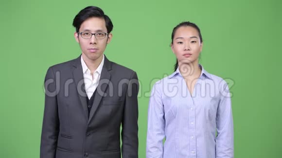 年轻的亚洲商界夫妇鼓掌视频的预览图