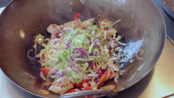 苏顿鸡肉和蔬菜的面条烹饪街头食品视频的预览图