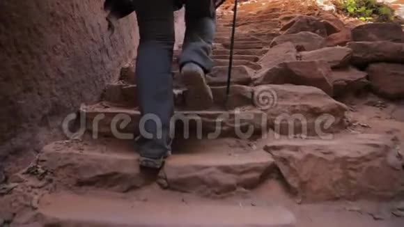 妇女们艰难地徒步行走在红峡谷的石阶上视频的预览图