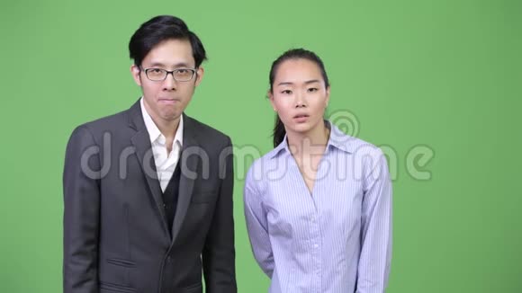 年轻的亚洲商务夫妇聚在一起是好消息视频的预览图