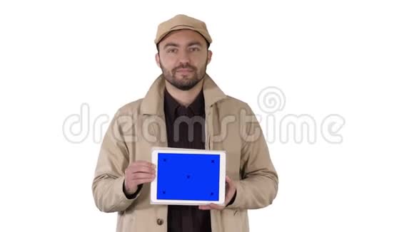 男人走路和拿着平板电脑与蓝色屏幕模型在白色背景视频的预览图