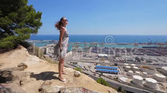 巴塞罗那山顶上穿着扑扑飞裙的女人视频的预览图