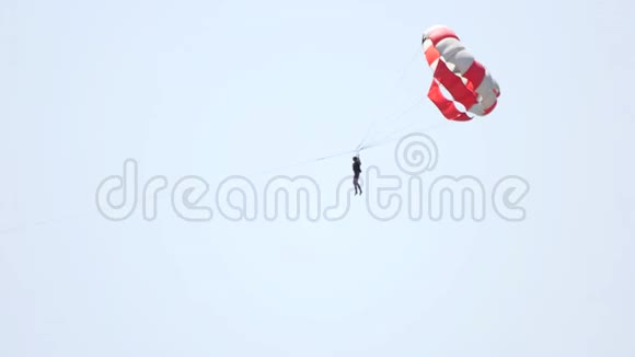 在天空背景上有降落伞的人视频的预览图