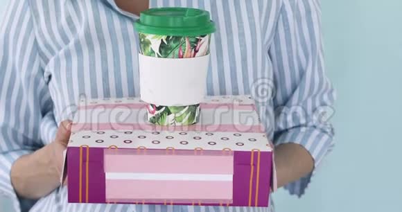 女人拿着一盒甜甜圈和咖啡视频的预览图