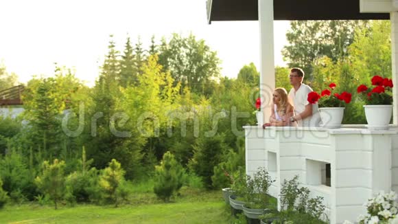 一对情侣拥抱在乡间别墅的阳台上视频的预览图