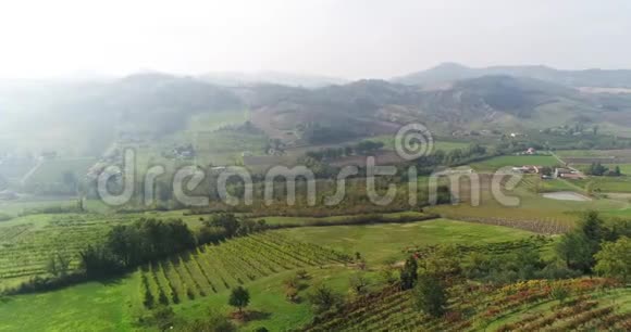 山丘上的葡萄园意大利风景如画的自然房子矗立在田野里一个小镇的最高景观视频的预览图