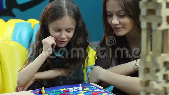 兴奋的女孩聊天玩棋盘游戏教育过程视频的预览图