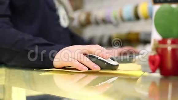 女人的手在电脑鼠标上视频的预览图