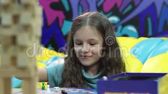 快乐的孩子玩棋盘游戏学习数数教养视频的预览图