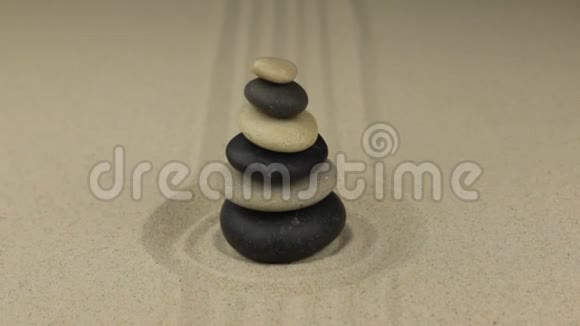 走近金字塔金字塔是由一圈沙子中的石头组成的视频的预览图