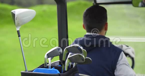 高尔夫球手驾驶高尔夫球车检查高尔夫球场视频的预览图