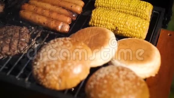 美国混合烧烤食物热烤架视频的预览图