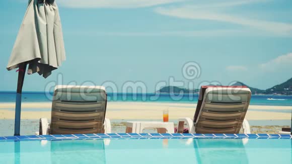 在苏梅岛附近有日光浴和鸡尾酒的游泳池假期概念3840x2160视频的预览图