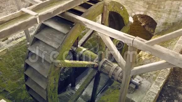 带水轮的木制磨轮历史悠久的中世纪乡村建筑视频的预览图