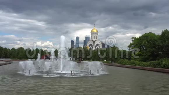 4K夏季公园的喷泉和大教堂视频的预览图