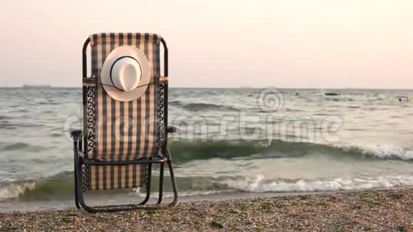 挂在海滩躺椅上的帽子视频的预览图