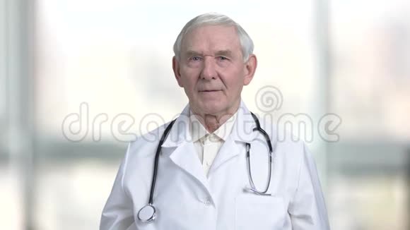 戴着蓝色医用面具的老医生视频的预览图