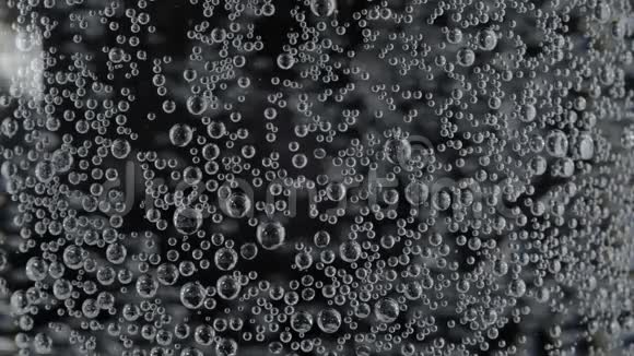 用气泡大面积拍摄矿泉水视频的预览图