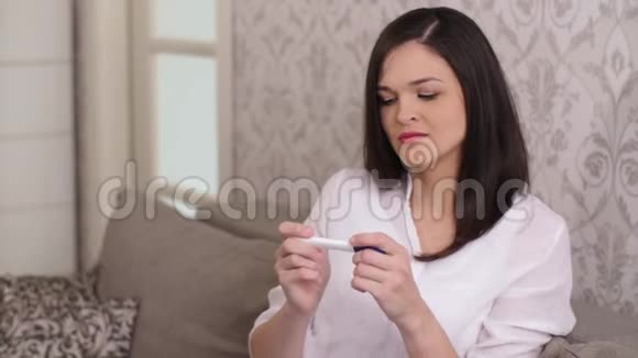 怀孕测试不开心的女人视频的预览图