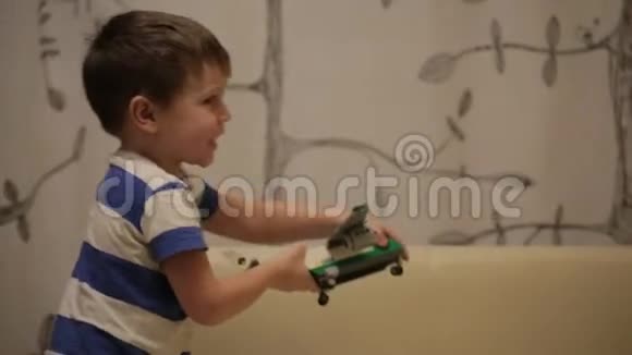 家里的孩子玩飞机玩具的男孩孩子玩模型飞机视频的预览图