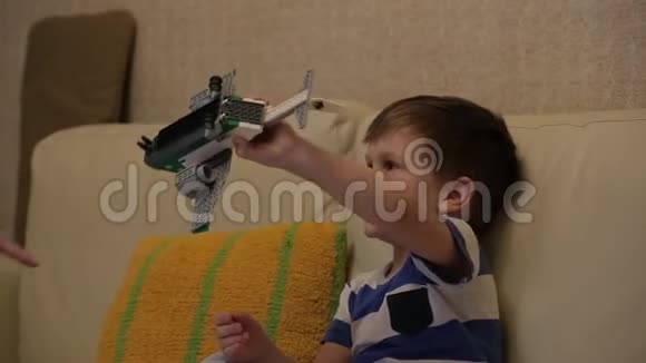 家里的孩子玩飞机玩具的男孩孩子玩模型飞机视频的预览图