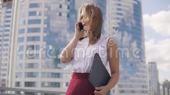 一个穿正式西装的女人的特写肖像年轻的商务女性在智能手机上交谈视频的预览图