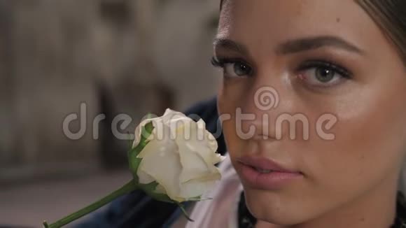 口红和美丽的白玫瑰的女人嘴唇特写镜头视频的预览图