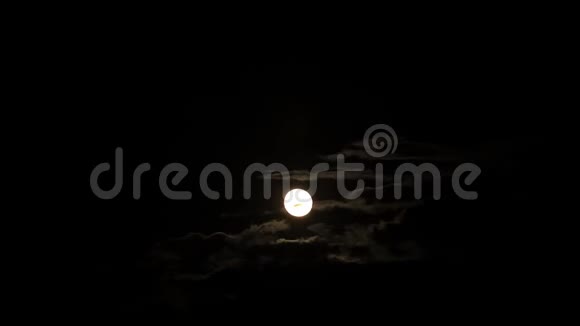 月亮被云遮住了一半满月在云后面视频的预览图