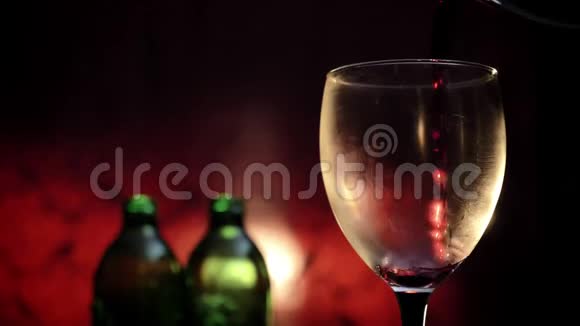 将红酒倒入杯中拍摄深红色背景约会期间的浪漫气氛高质量的视频视频的预览图