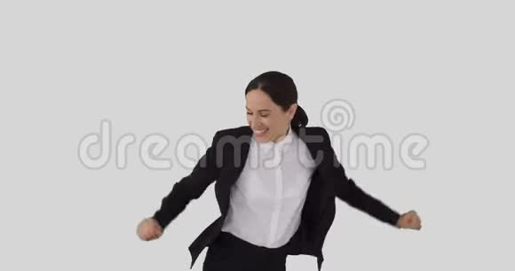 快乐的女商人在白色的上空跳舞视频的预览图