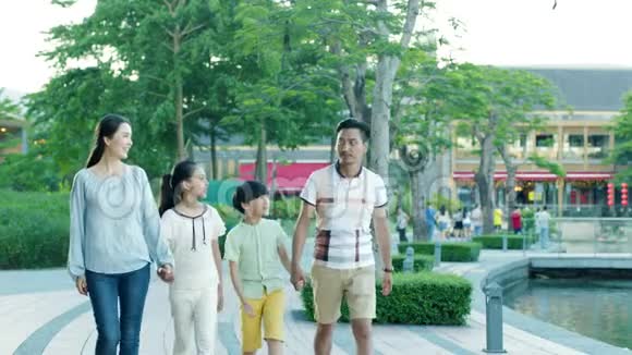 快乐的亚洲家庭4指着镜头慢动作视频的预览图