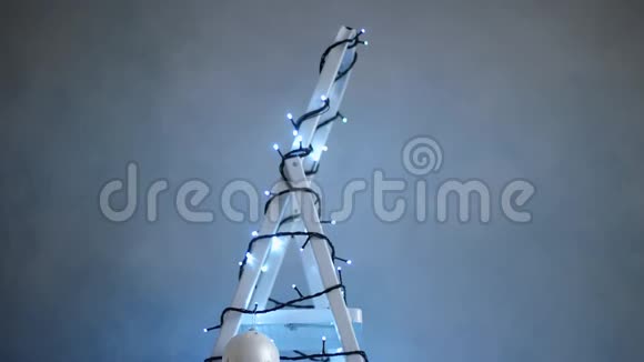 阶梯装饰花环圣诞树装饰视频的预览图