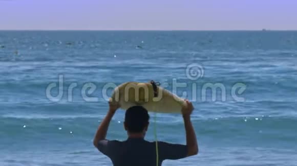 一个人带着黄板在头上出海视频的预览图