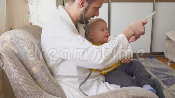 医生在家看望婴儿病人医生用勺子给婴儿喂药视频的预览图