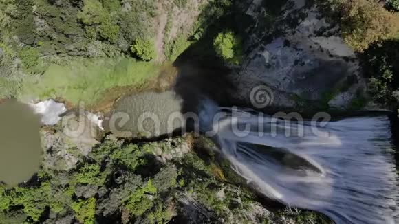 飞越意大利蒂沃利瀑布的空中飞行晴天国家公园的瀑布视频的预览图