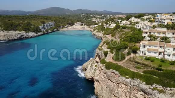 西班牙马约卡美丽的卡拉埃斯塔尼德恩马斯湾的无人机空中景观与一片美妙的绿松石海视频的预览图