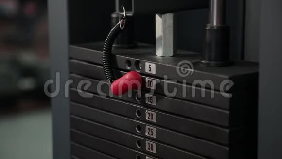 一个女孩用模拟器上的重量换吧台的特写健身那个女孩去参加体育活动视频的预览图
