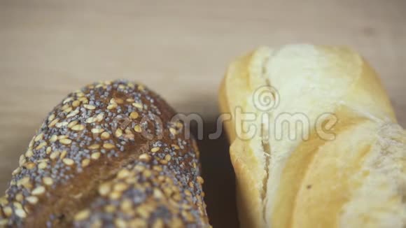 桌子上的黑麦和白面包摄像机正在移动视频的预览图