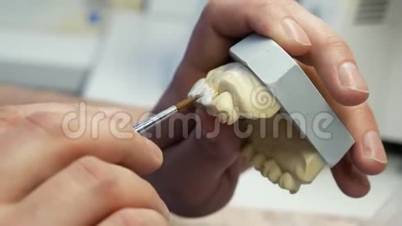 牙科技师白色陶瓷画冲洗刷视频的预览图