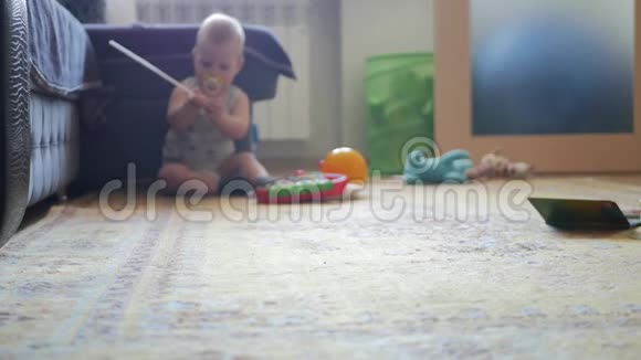 七个月大的小男孩在儿童房的地板上爬行孩子爬在地毯上视频的预览图