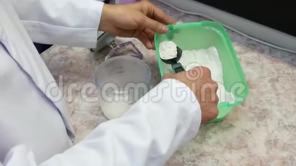 牙科技师为石膏混合准备解决方案视频的预览图