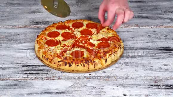 女人手切一片比萨饼放在盘子里特写木制桌子上的披萨视频的预览图