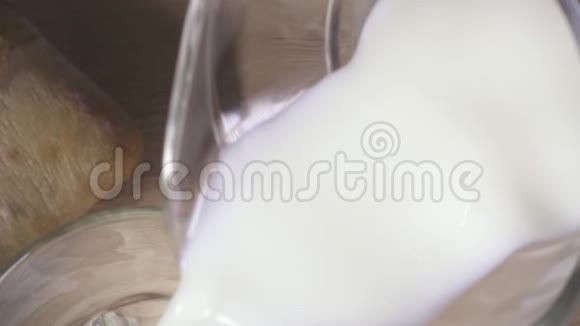 牛奶从装饰物顶部的特写镜头涌出视频的预览图